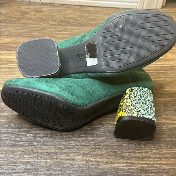 3/$30 Girotti Green Suede Women's Shoes with Snake Print Heel - Picture 8 of 10